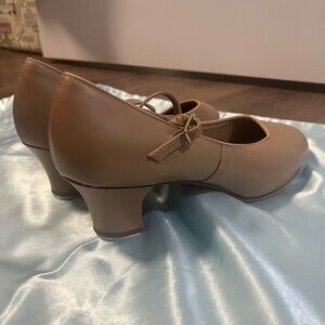 Capezio tan character tap shoes size 10 style 561